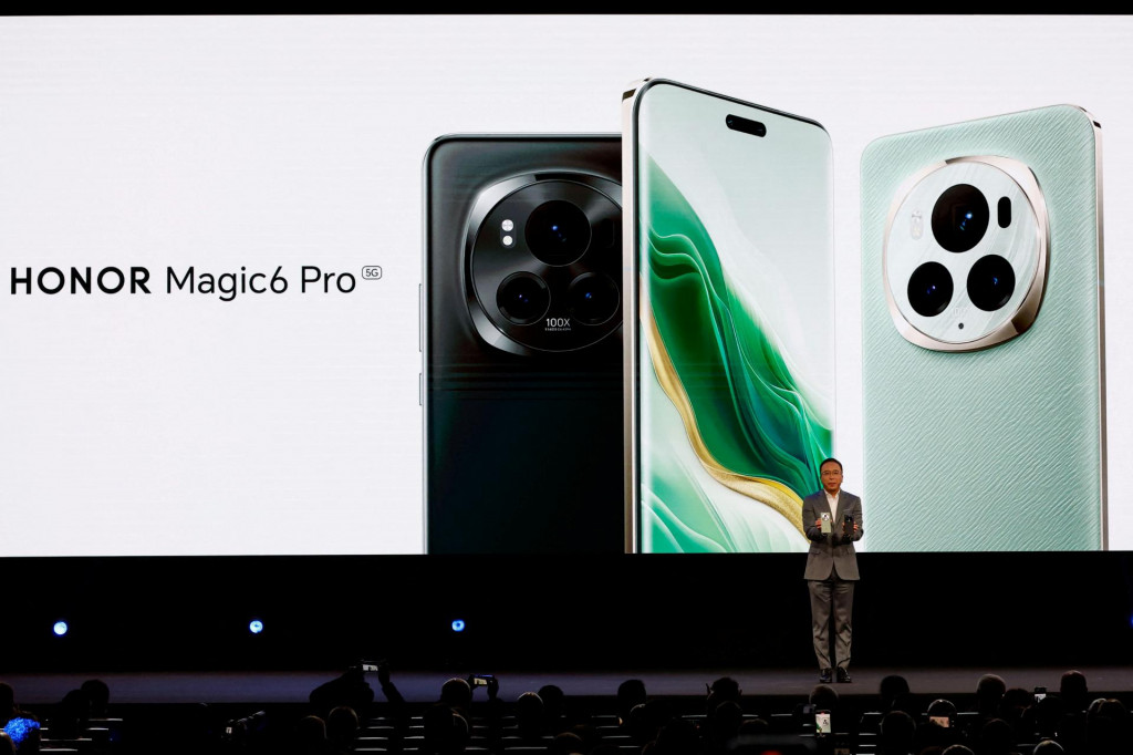 Predstavenie smartfónu Honor Magic6 Pro počas Mobile World Congress (MWC) 2024 v španielskej Barcelone. FOTO: REUTERS