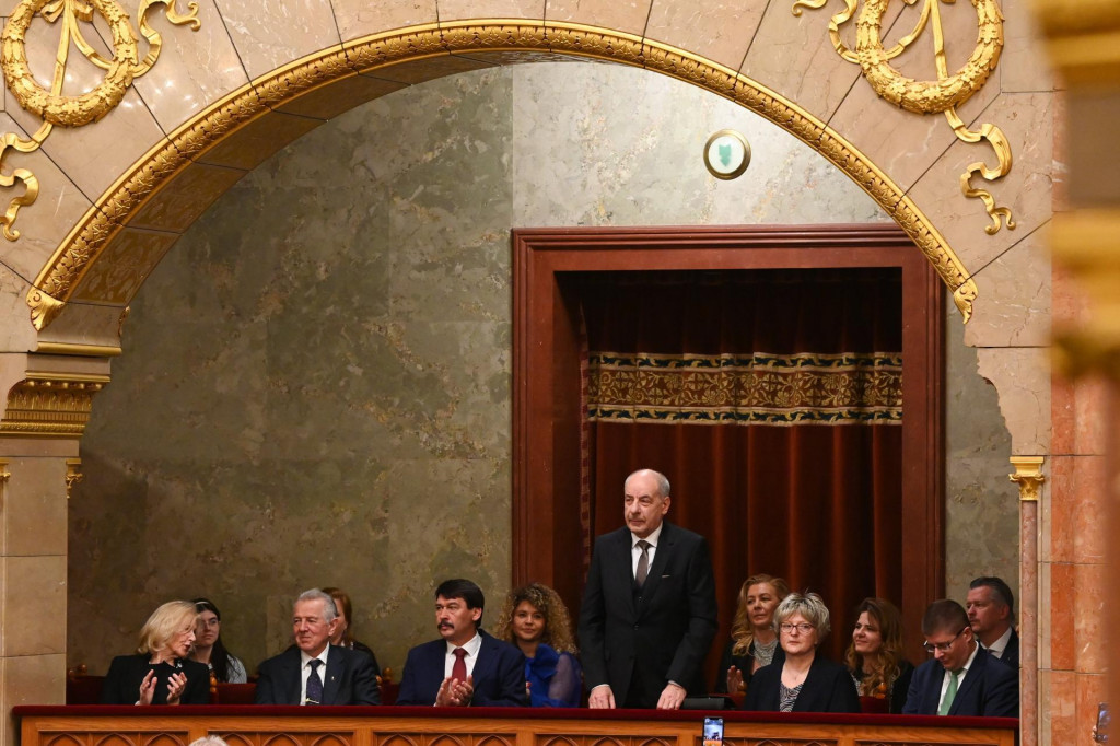 Predseda maďarského Ústavného súdu a prezidentský kandidát vládneho bloku Fidesz-KDNP Tamás Sulyok stojí pred tajným hlasovaním. FOTO TASR/DUNA