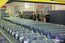 Severokórejský vodca Kim Čong-un kontroluje zbrojársku továreň. FOTO: Reuters/KCNA