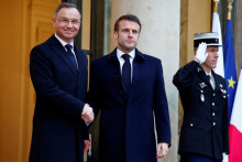 Prezidenti Francúzska Emmanuel Macron a Poľska Andrzej Duda. FOTO: Reuters