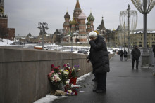 Ľudia stoja neďaleko miesta, kde zastrelili opozičného politika Borisa Nemcova pri príležitosti jeho deviate výročia zavraždenia v centre Moskvy. FOTO: TASR/AP