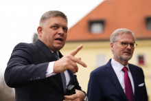 Český premiér Petr Fiala (vpravo) víta slovenského premiéra Roberta Fica počas príchodu na samit predsedov vlád Vyšehradskej štvorky. FOTO: TASR/AP