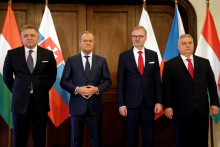 Slovenský premiér Robert Fico, poľský premiér Donald Tusk, český premiér Petr Fiala a maďarský premiér Viktor Orbán. FOTO: Reuters