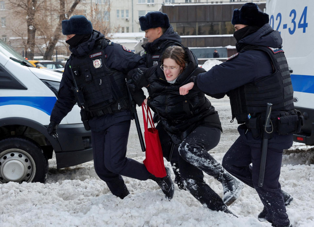 Policajti zadržali ženu počas zhromaždenia na pamiatku vodcu ruskej opozície Alexeja Navaľného pri pamätníku Múr smútku obetiam politických represií v Moskve. FOTO: Reuters