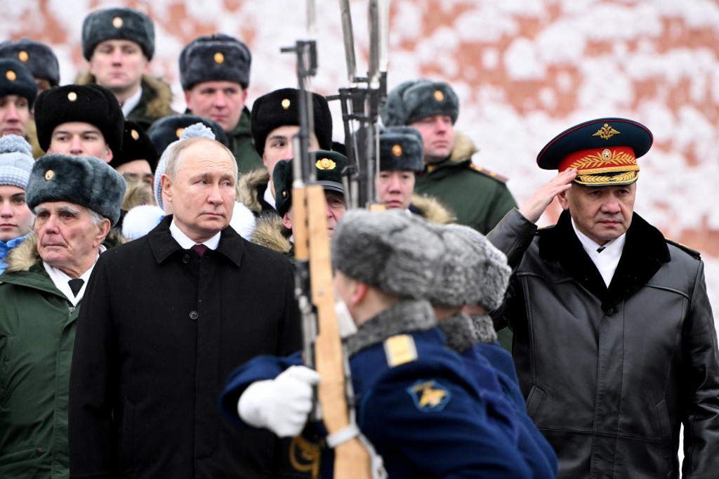 Ruský prezident Vladimir Putin a minister obrany Sergej Šojgu sledujú okoloidúce čestné stráže po ceremónii kladenia vencov pri príležitosti Dňa obrancu vlasti pri hrobke neznámeho vojaka pri kremeľskom múre v Moskve. FOTO: Reuters