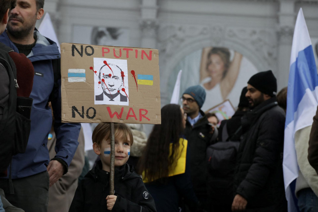 Protest počas ruského útoku na Ukrajinu. FOTO: Reuters