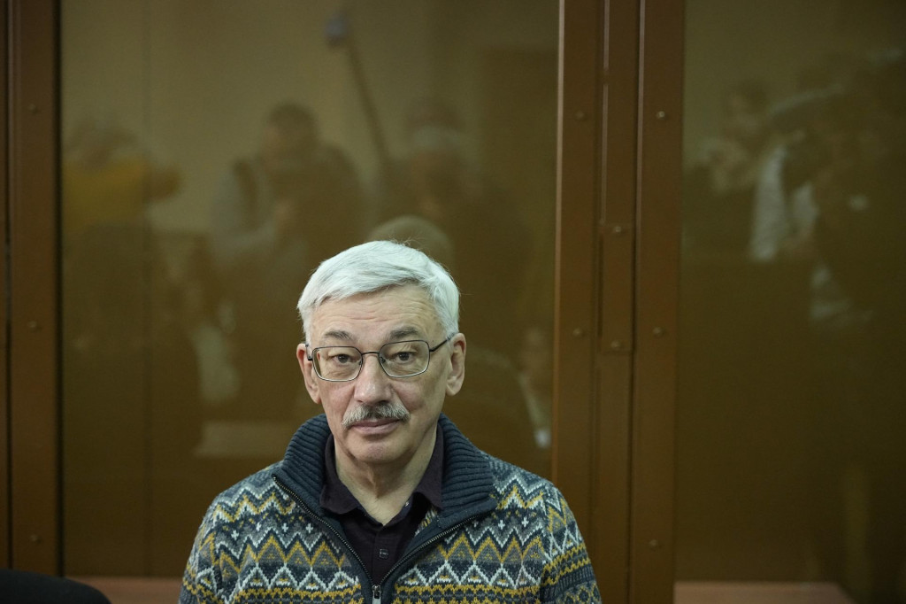Spolupredseda medzičasom zrušenej ľudskoprávnej organizácie Memorial Oleg Orlov na súde v Moskve. FOTO: TASR/AP