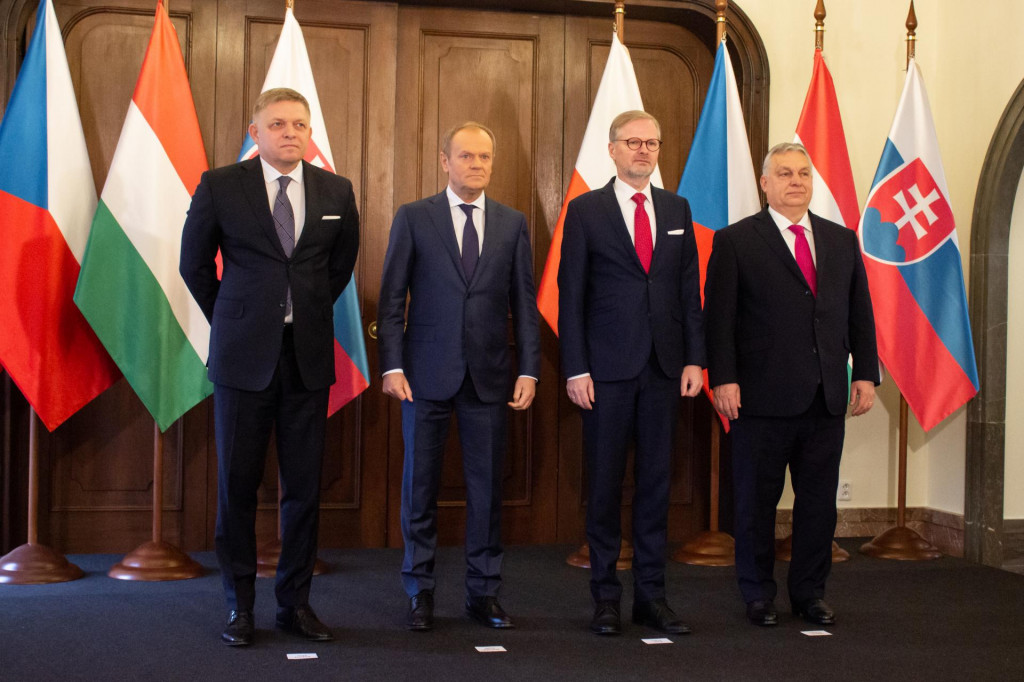 Slovenský premiér Robert Fico, poľský premiér Donald Tusk, český premiér Petr Fiala a maďarský premiér Viktor Orbán na samite predsedov vlád Vyšehradskej štvorky (V4). FOTO: TASR/Barbora Vizváryová