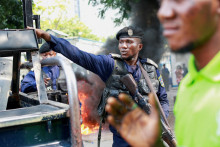 Policajt počas protestu v blízkosti ústredia misie OSN v Kongu MONUSCO v centre Kinshasy. FOTO: Reuters