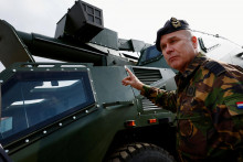 Náčelník štábu holandskej armády Onno Eichelsheim stojí vedľa húfnicového vozidla DITA pred zbrojovkou v Šternberku. FOTO: Reuters