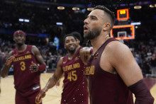 Hráč Clevelandu Cavaliers Max Strus (vpravo). FOTO TASR/AP
