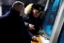 Ruský prezident Vladimir Putin sa zúčastňuje na slávnostnom odhalení novopostavených jadrových ponoriek v Severodvinsku. (11. decembra 2023) FOTO: Reuters