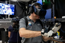 Astronaut využíva VR náhlavnú súpravu HTC Vive Focus 3. FOTO: HTC Vive