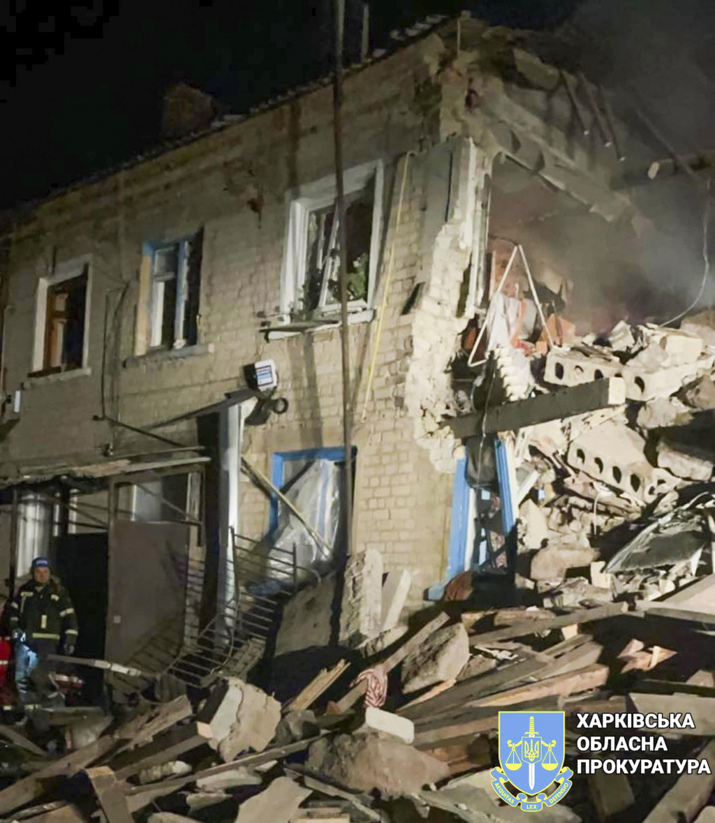 Hasiči zasahujú na mieste po ruskom raketovom útoku na obytný dom v Charkovskej oblasti na severovýchode Ukrajiny. FOTO: TASR/AP