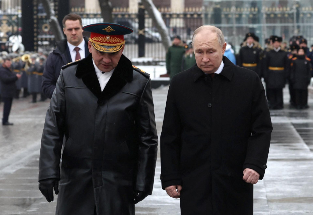 Ruský prezident Vladimir Putin a minister obrany Sergej Šojgu sú hlavnými strojcami vojenskej agresie Ruska na Ukrajine. FOTO: REUTERS