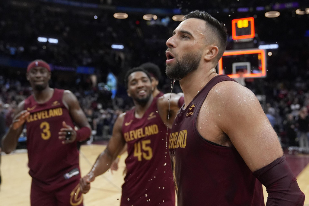 Hr&aacute;č Clevelandu Cavaliers Max Strus (vpravo). FOTO TASR/AP
