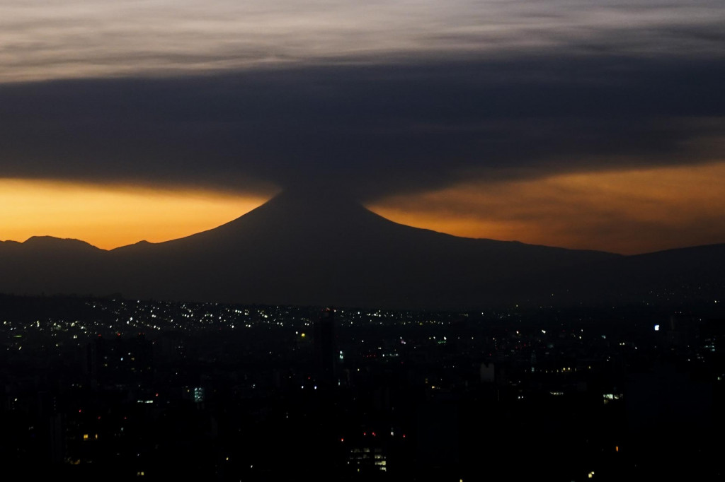 Sopka Popocatépetl chŕli veľký oblak popola. FOTO: TASR/AP