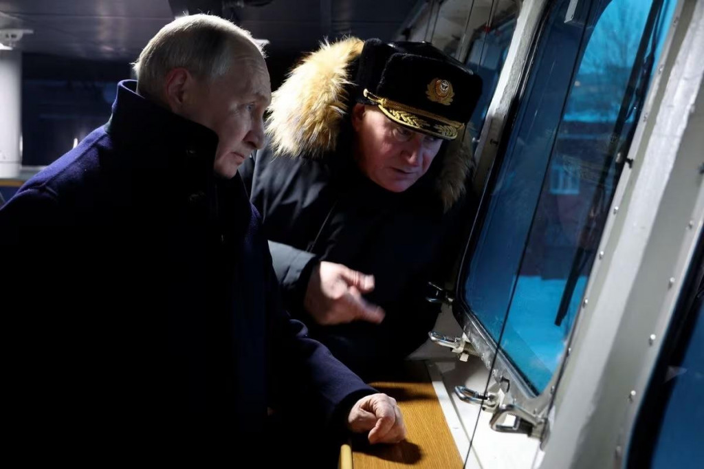 Ruský prezident Vladimir Putin sa zúčastňuje na slávnostnom odhalení novopostavených jadrových ponoriek v Severodvinsku. (11. decembra 2023) FOTO: Reuters