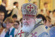 Patriarcha Moskvy a celého Ruska Kirill vedie bohoslužbu v kostole v Moskve. FOTO: Reuters