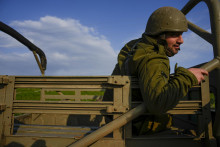 Izraelský vojak sedí vo vojenskom vozidle na ceste do Izraelom kontrolovaných Golanských výšin, na hranici s Libanonom. FOTO: TASR/AP
