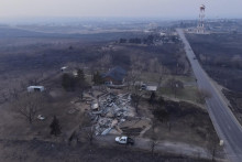 Zhorené budovy po lesnom požiari, ktorý zachvátil mesto Canadian v americkom štáte Texas. FOTO: TASR/AP