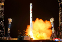 Raketa nesúca špionážny satelit Malligyong-1 je vypustená na mieste uvedenom ako provincia Severná Kjongsang. FOTO: Reuters