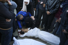 Palestínčania žialia za svojimi príbuznými. FOTO: TASR/AP