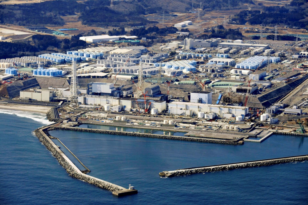 Skladovacie nádrže na upravenú vodu v jadrovej elektrárni Fukušima. FOTO: Reuters