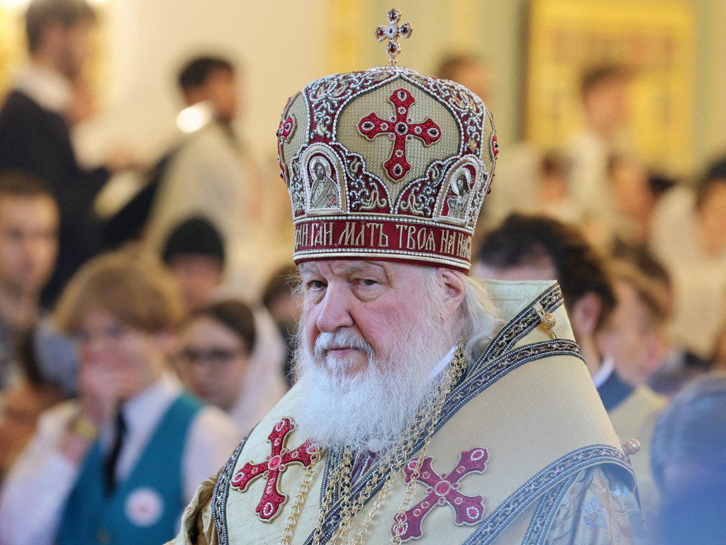 Patriarcha Moskvy a celého Ruska Kirill vedie bohoslužbu v kostole v Moskve. FOTO: Reuters