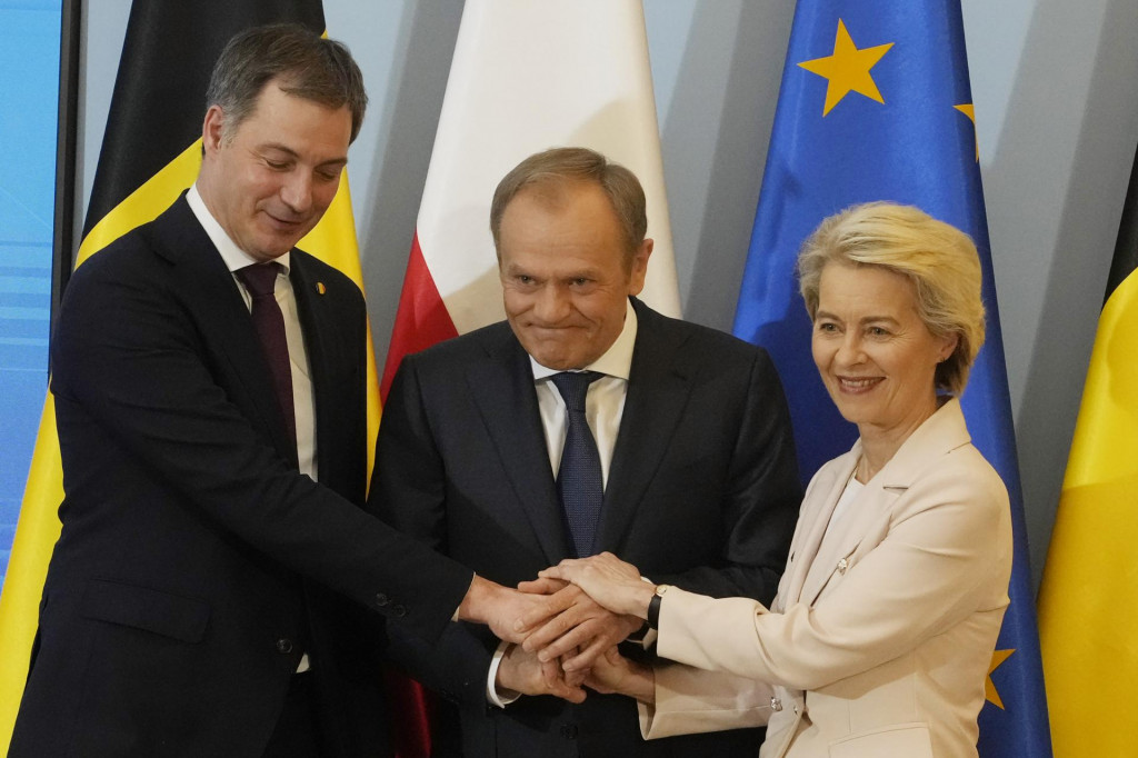 Poľský premiér Donald Tusk (uprostred), predsedníčka Európskej komisie (EK) Ursula von der Leyenová a belgický premiér Alexander De Croo (vľavo) si podávajú ruky počas stretnutia vo Varšave. FOTO: TASR/AP