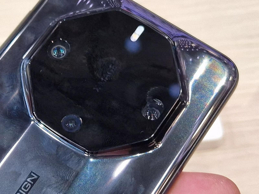 Na veľtrhu MWC v Barcelone b&yacute;vaj&uacute; k videniu aj pr&iacute;stroje, ktor&eacute; sa na eur&oacute;pskych trhoch nepred&aacute;vaj&uacute;. Čo je aj pr&iacute;pad relat&iacute;vne nov&yacute;ch smartf&oacute;nov Huaweiu, modelov Mate X5 a Mate 60 RS Ultimate Design. S&uacute; to najdrah&scaron;ie pr&iacute;stroje č&iacute;nskych značiek a ich cena sa cel&eacute;mu tamoj&scaron;iemu trhu &uacute;plne vymyk&aacute;. FOTO: Mobil.iDNES.cz