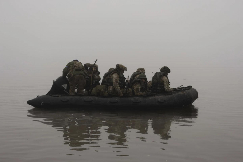 Ilustračná fotografia. Ukrajinskí mariňáci sa plavia po rieke Dneper. FOTO: TASR/AP