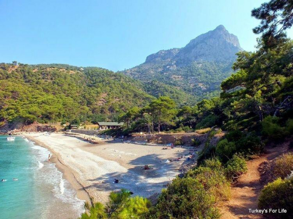 Tajomstvo, o ktoré sa aj pohostinní Turci s cudzincami delia len neochotne a neradi. Taká je pláž Kabak, vzdialená asi 25 kilometrov od letoviska Ölüdeniz.