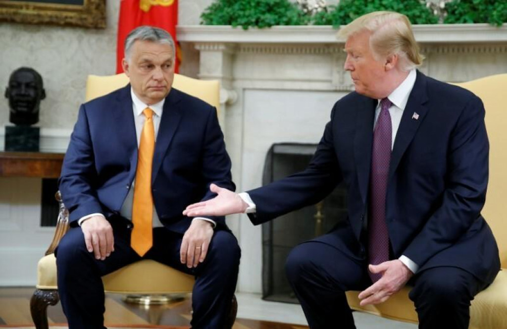 Americký prezident Donald Trump víta maďarského premiéra Viktora Orbána v Oválnej pracovni Bieleho domu vo Washingtone v roku 2019. FOTO: Reuters