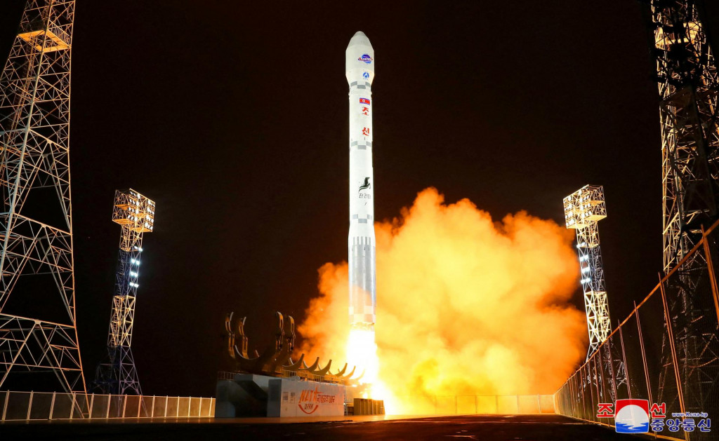 Raketa nesúca špionážny satelit Malligyong-1 je vypustená na mieste uvedenom ako provincia Severná Kjongsang. FOTO: Reuters