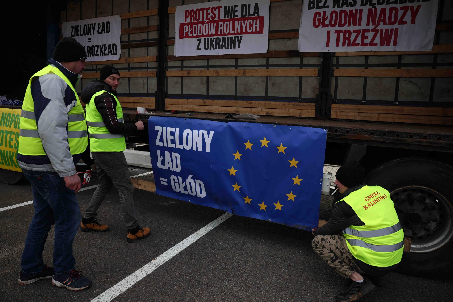 Poľskí farmári začali demonštrovať na hraniciach s Litvou, protestujú proti ukrajinskému obiliu 