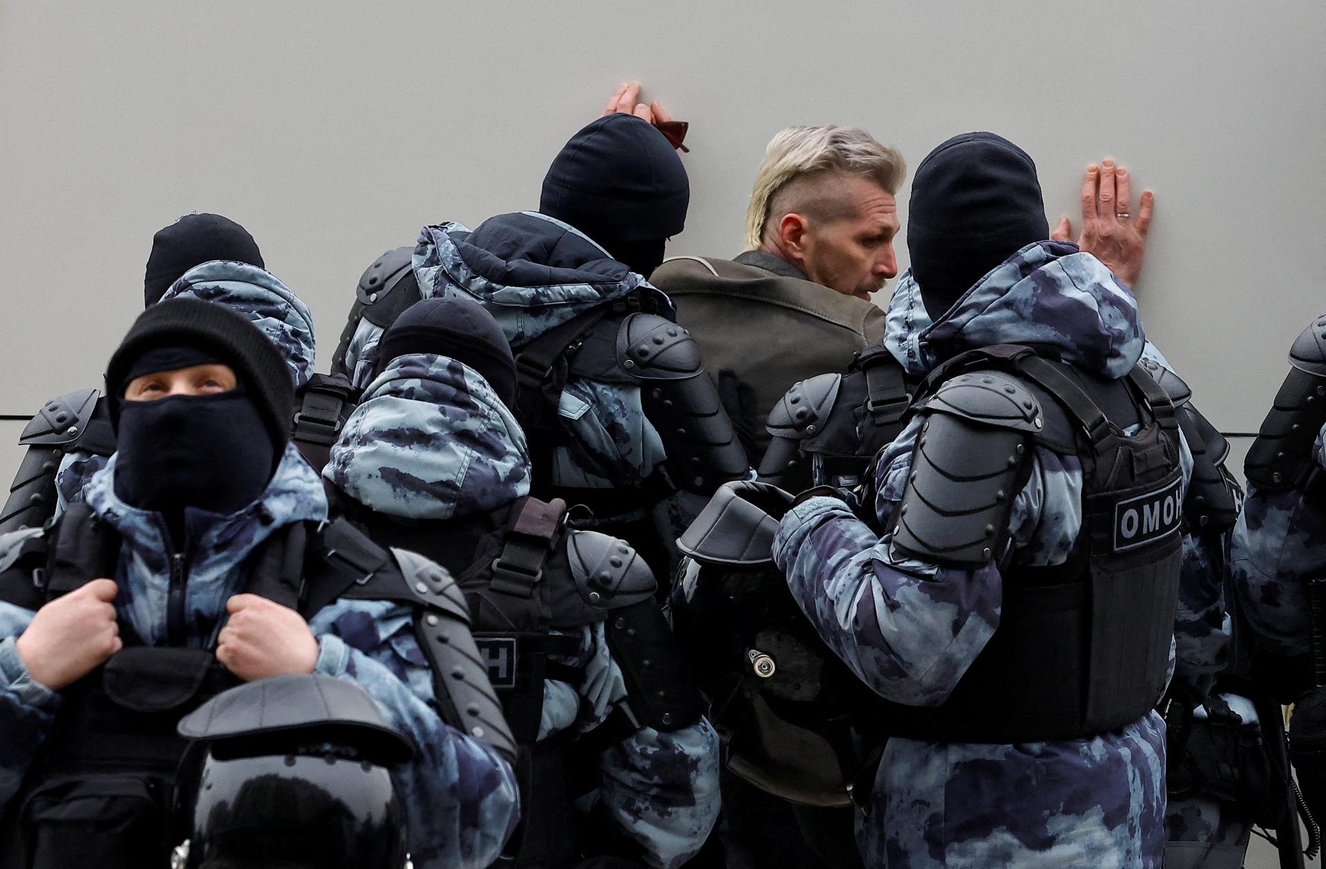 Polícia v Rusku zadržala desiatky ľudí spomínajúcich na Navaľného