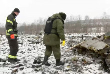 Vyšetrovatelia pracujú na mieste havárie ruského vojenského dopravného lietadla Iľjušin Il-76 pri obci Jablonovo v regióne Belgorod v Rusku. FOTO: Reuters