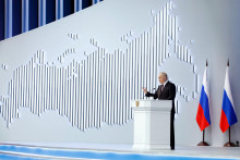 Ruský prezident Vladimir Putin počas prejavu o stave krajiny pred členmi parlamentu. FOTO: Reuters