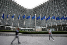 Vlajky Európskej únie vejú pred sídlom Európskej únie v Bruseli. ILUSTRAČNÉ FOTO: TASR/AP
