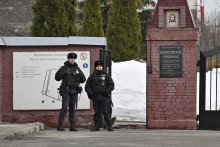 Policajti hliadkujú pred vchodom na Borisovský cintorín, kde v piatok 1. marca pochovajú zosnulého ruského opozičného lídra Alexeja Navaľného. FOTO: TASR/AP