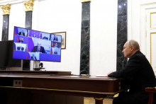 Ruský prezident Vladimir Putin vedie stretnutie s členmi Bezpečnostnej rady. FOTO: Reuters