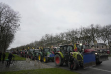 Odparkované traktory počas protestu farmárov. FOTO: TASR/AP