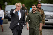 Britský premiér Boris Johnson a ukrajinský prezident Volodymyr Zelenskij. FOTO: Reuters