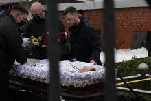 Otvorená rakva s telesnými pozostatkami zosnulého ruského opozičného lídra Alexeja Navaľného je položená vedľa jeho hrobu na Borisovskom cintoríne, kde ho pochovajú v Moskve. FOTO: TASR/AP