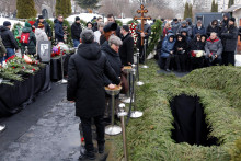 Ľudia sa zúčastňujú na pohrebe ruského opozičného politika Alexeja Navaľného na cintoríne Borisovskoje v Moskve. FOTO: Reuters