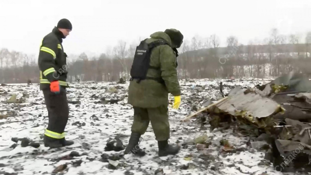 Vyšetrovatelia pracujú na mieste havárie ruského vojenského dopravného lietadla Iľjušin Il-76 pri obci Jablonovo v regióne Belgorod v Rusku. FOTO: Reuters