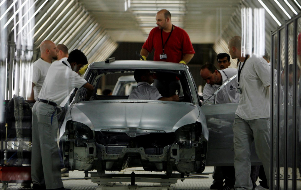 Zamestnanci pracujú na montážnej linke v závode Volkswagen. FOTO: Reuters