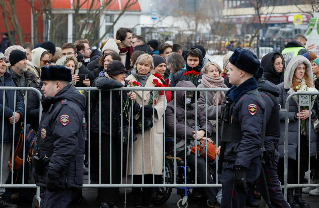 Ľudia sa zhromažďujú pred kostolom Utíš môj smútok, keď v Moskve čakajú na pohreb a rozlúčku s ruským opozičným politikom Alexejom Navaľným. FOTO: Reuters