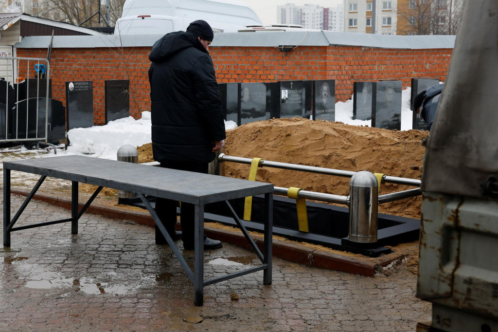 Hrob, kde bude údajne pochovaný ruský opozičný politik Alexej Navaľnyj počas príprav na Navaľného pohreb na Borisovskom cintoríne v Moskve. FOTO: Reuters